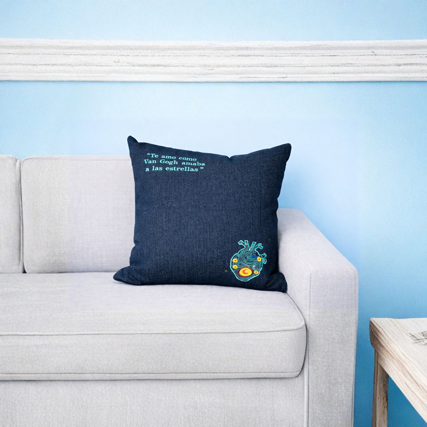 Almohada Decorativa de Mezclilla Bordada - Imagen 4