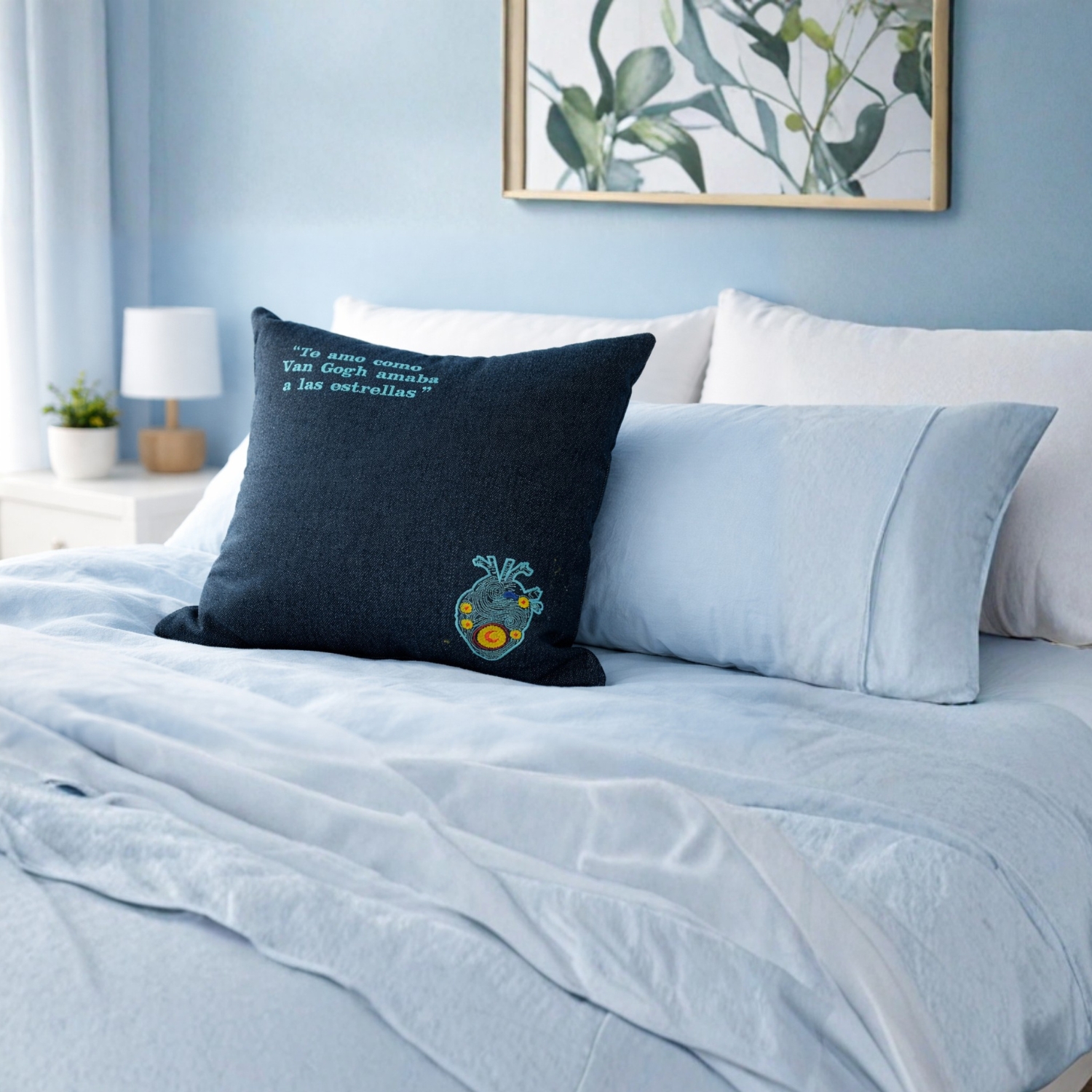 Almohada Decorativa de Mezclilla Bordada - Imagen 2