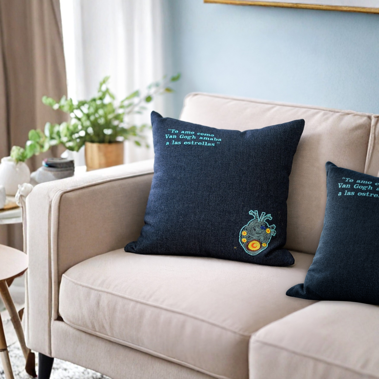 Almohada Decorativa de Mezclilla Bordada - Imagen 3